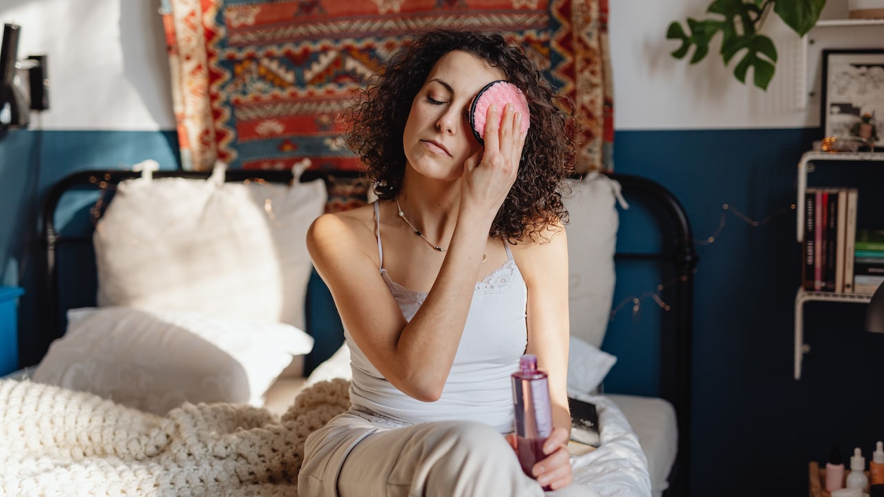 Tips to choose between makeup remover Tips to choose between makeup remover
