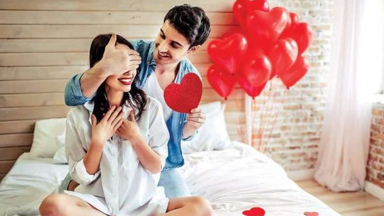Happy Girlfriend Day 2026: अपनी गर्लफ्रेंड के साथ WhatsApp, Facebook और Instagram पर शेयर करने के लिए रोमांटिक शुभकामनाएं, मैसेज, ग्रीटिंग्स और फोटोज