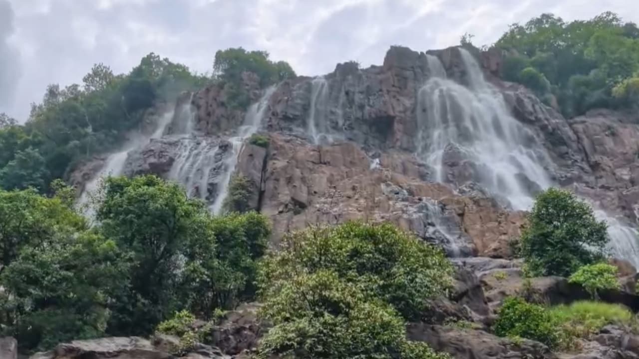 बस्तर में सिर्फ जंगल नहीं, वॉटरफॉल भी है शान; मानसून में हंदवाड़ा झरना लगता है बेहद खूबसूरत