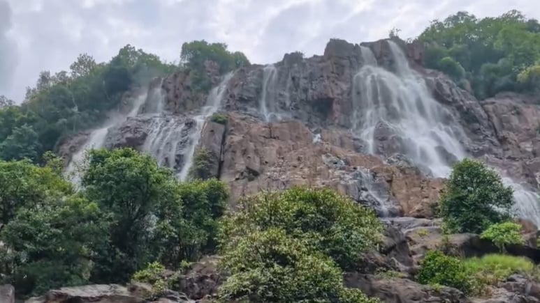 बस्तर में सिर्फ जंगल नहीं, वॉटरफॉल भी है शान; मानसून में हंदवाड़ा झरना लगता है बेहद खूबसूरत