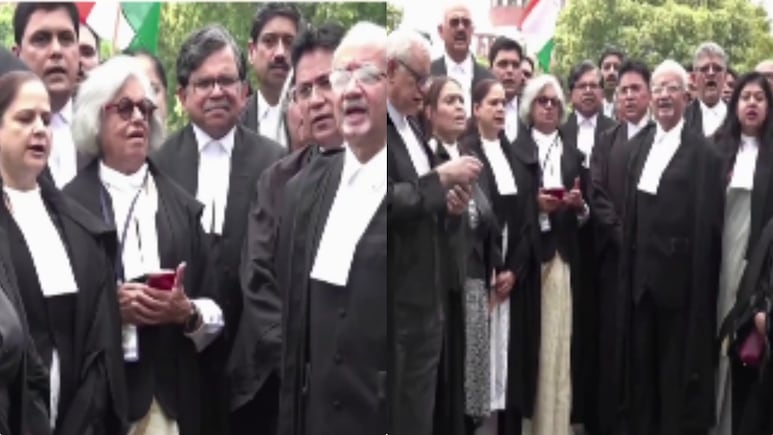 छात्रों के समर्थन में उतरे सुप्रीम कोर्ट के वकील, पढ़ी संविधान की प्रस्तावना, गाया राष्ट्रगान