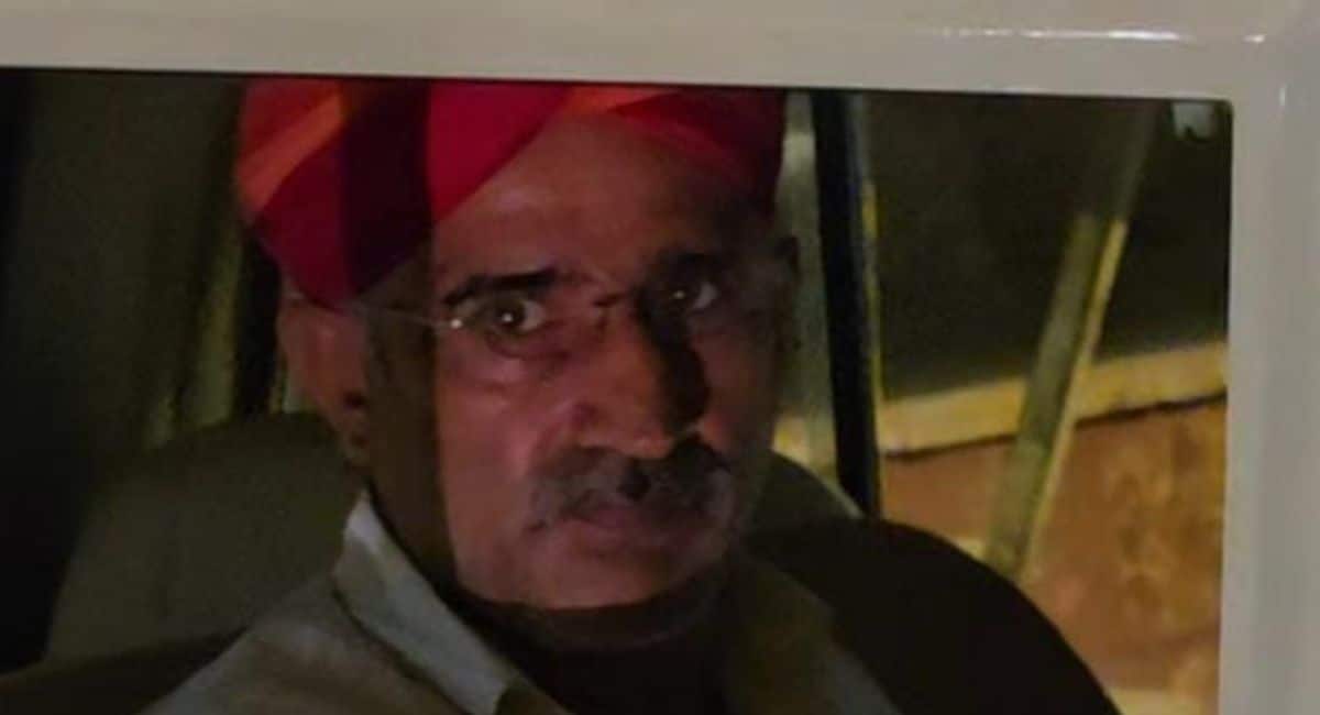 रिलीवर पदम सिंह पर पेपर बाहर ले जाने का आरोप है. रिलीवर पदम सिंह पर पेपर बाहर ले जाने का आरोप है.
