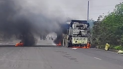 एमपी में हाईवे पर चलती बस में लगी भीषण आग, अफरा-तफरी के बीच यात्रियों ने बचाई जान
