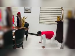 अखिलेश यादव के सामने सपा नेता ने लगाए दंड बैठक, गिनते रहे यूपी के पूर्व मुख्यमंत्री