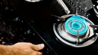 Gas Burner Cleaning Tips: काले पड़ गए हैं गैस बर्नर? 3 आसान स्टेप में करें साफ, तेज हो जाएगी फ्लेम