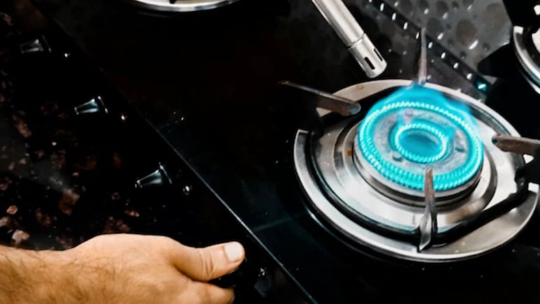 Gas Burner Cleaning Tips: काले पड़ गए हैं गैस बर्नर? 3 आसान स्टेप में करें साफ, तेज हो जाएगी फ्लेम