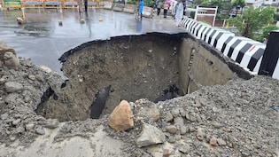 देहरादून में टोंस नदी पर बने पुल का अप्रोच रोड धंसा, 16 करोड़ रुपये में बना है ये पुल