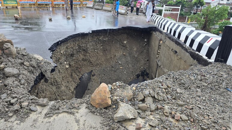 देहरादून में टोंस नदी पर बने पुल का अप्रोच रोड धंसा, 16 करोड़ रुपये में बना है ये पुल