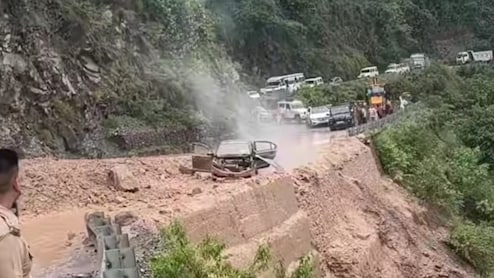 मानसून की दस्तक से पहाड़ों पर आफत, यमुनोत्री-उत्तरकाशी मार्ग पर भयानक हादसा, बाल-बाल बची 4 लोगों की जान