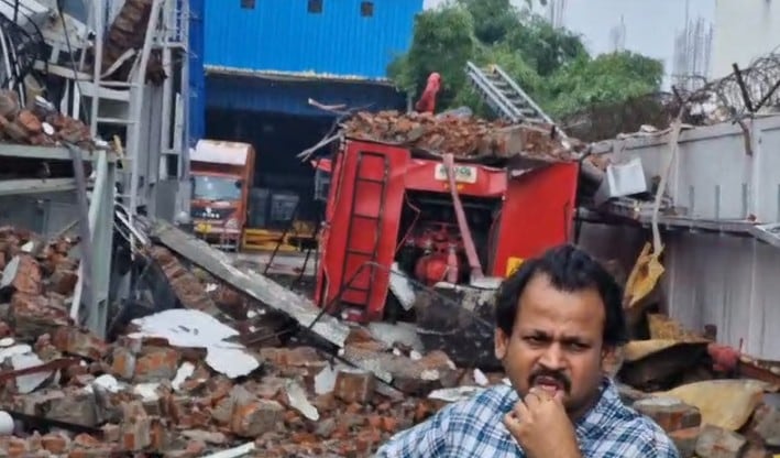 ग्रेटर नोएडा की कंपनी में लगी आग बुझाने के दौरान बड़ा हादसा, दीवार-बीम गिरने से दो दमकल कर्मियों की मौत