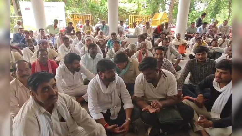 यूरिया खाद की किल्लत पर फूटा किसानों का गुस्सा, कलेक्ट्रेट में हंगामा; फसल खराब होने की जताई आशंका