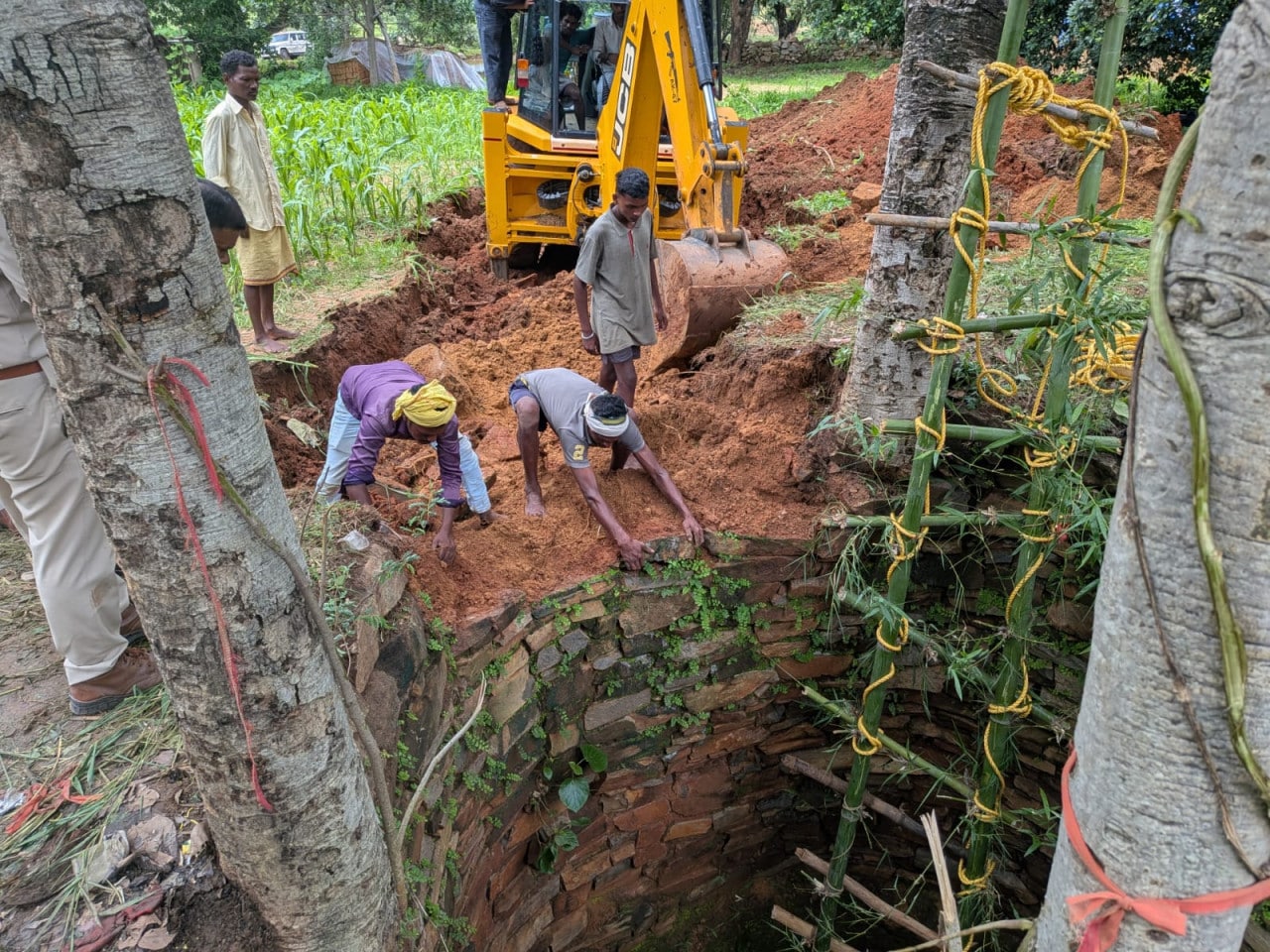 Bear Rescue: जेसीबी और वनकर्मी के साथ स्थानीय भी रेस्क्यू में जुटे Bear Rescue: जेसीबी और वनकर्मी के साथ स्थानीय भी रेस्क्यू में जुटे