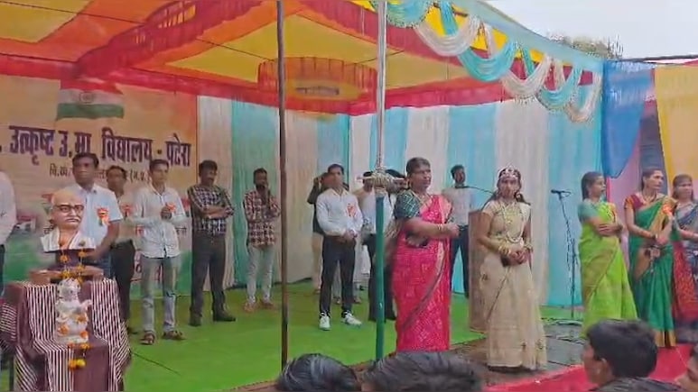 I-Day के मंच से फूटा पूर्व प्रिंसिपल का गुस्सा, वर्तमान प्राचार्य पर लगाया पैसे देकर पद पाने का आरोप