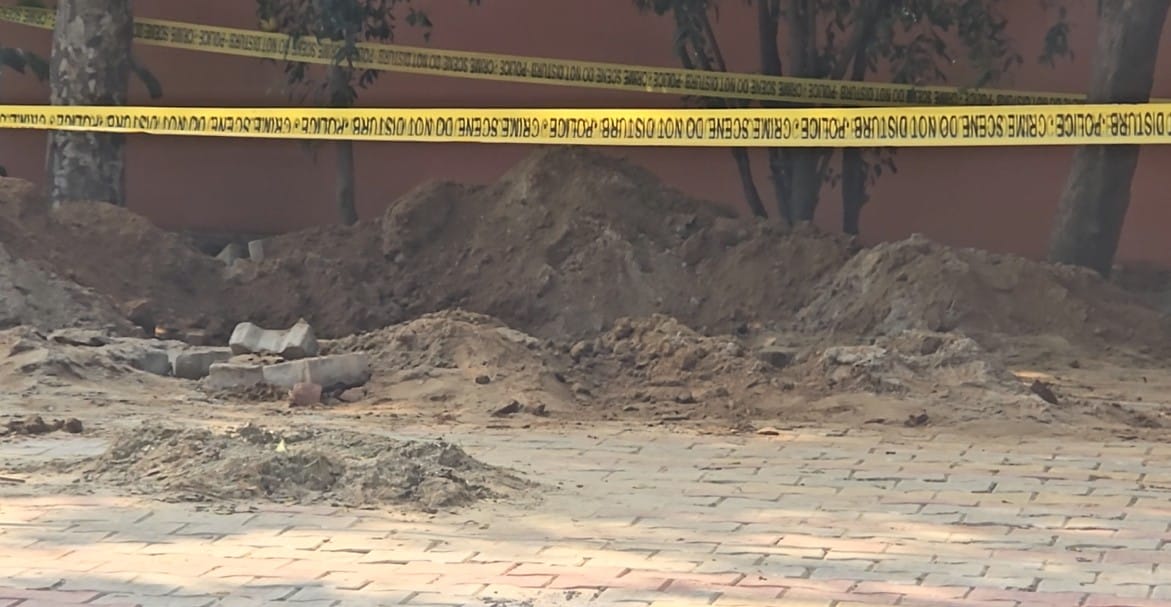 मंदिर परिसर की वो जगह, जहां से पुलिस ने दोनों युवकों के शव बरामद किए. मंदिर परिसर की वो जगह, जहां से पुलिस ने दोनों युवकों के शव बरामद किए.