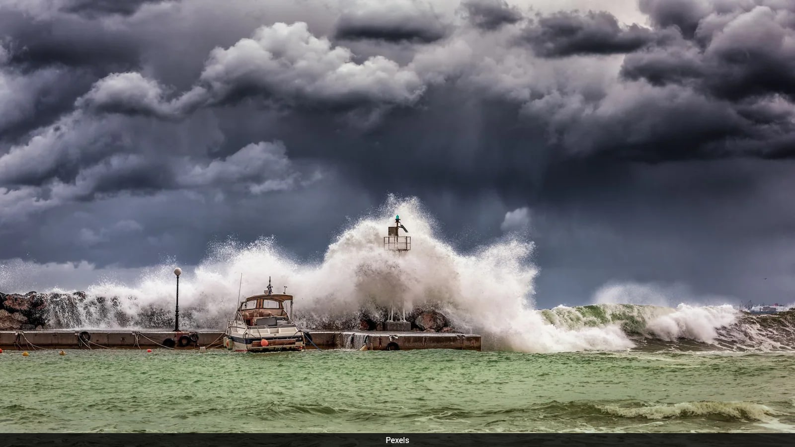 Google DeepMind's WeatherNext AI Enhances Early Hurricane Forecasting Accuracy