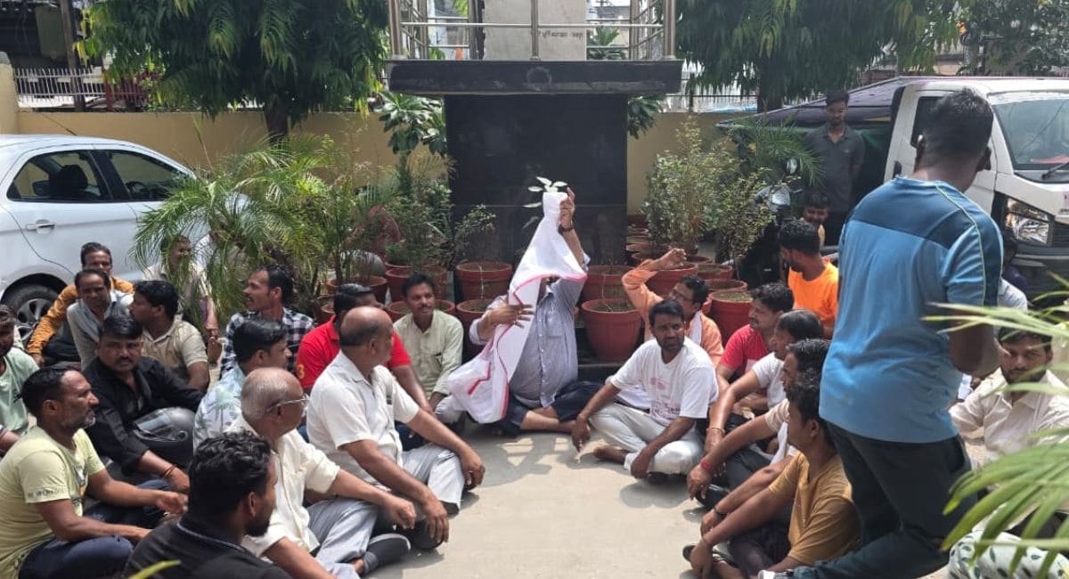 सफाइकर्मचारियों को नियुक्ति पत्र नहीं मिलने पर धरने पर बैठे मंत्री संजय शर्मा.