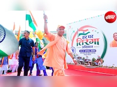 तिरंगा लेकर 2km तक बच्चों के साथ पैदल चले सीएम योगी, कहा-वंदे मातरम का अपमान नहीं चलेगा
