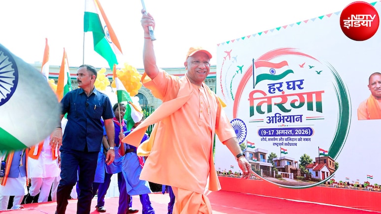 तिरंगा लेकर 2km तक बच्चों के साथ पैदल चले सीएम योगी, कहा-वंदे मातरम का अपमान नहीं चलेगा