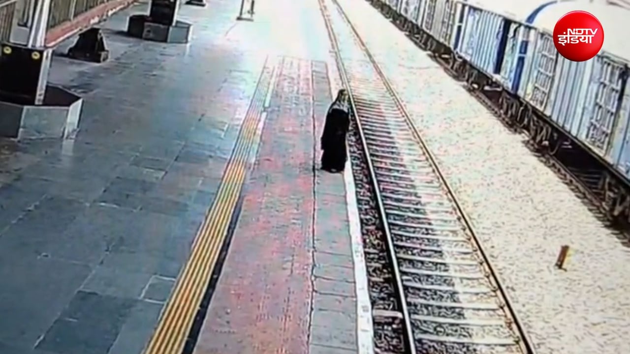 Watch Video: इलेक्ट्रिक ट्रैक लगाती ट्रेन के सामने कूदने वाली थी महिला, दौड़कर बचाया
