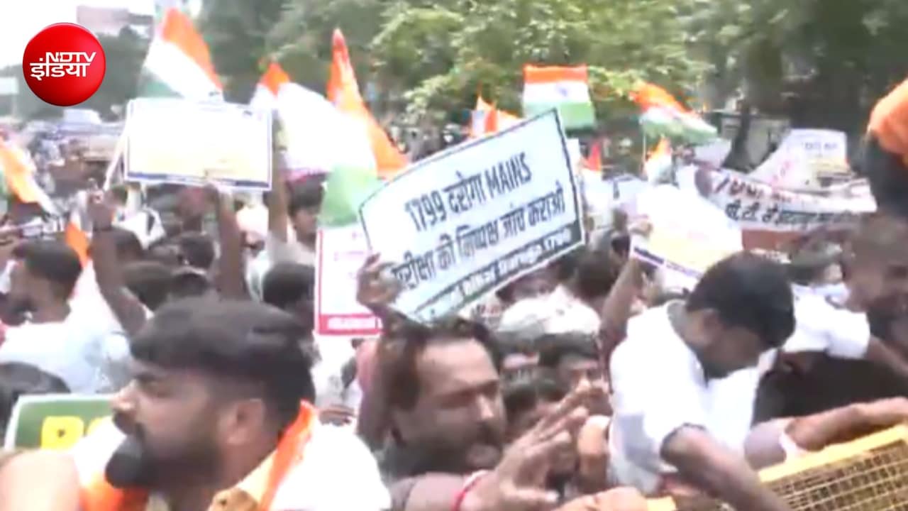 LIVE: पटना में छात्रों का हल्लाबोल! राजभवन की ओर प्रदर्शनकारियों का मार्च, बैरिकेड तोड़कर बढ़े आगे