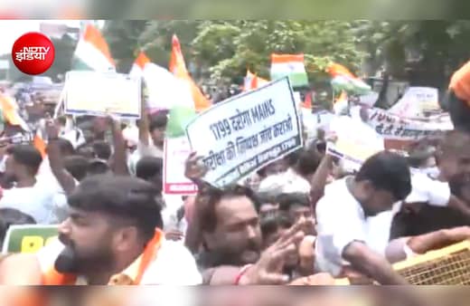 LIVE: पटना में छात्रों का हल्लाबोल! राजभवन की ओर प्रदर्शनकारियों का मार्च, बैरिकेड तोड़कर बढ़े आगे