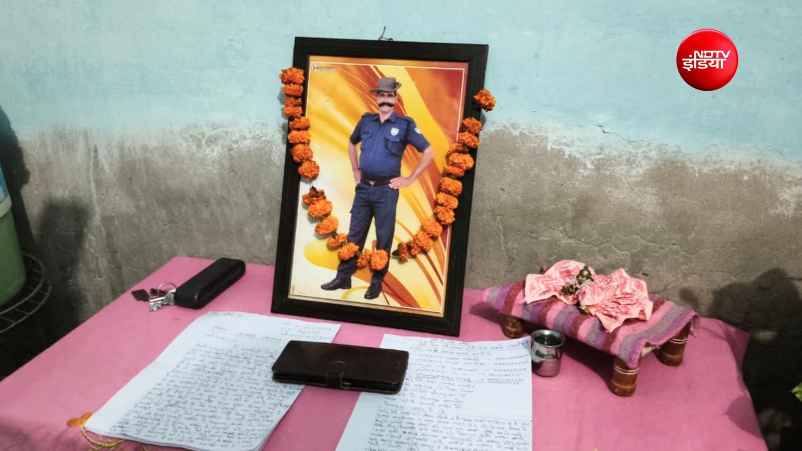 तस्वीर पर खुद ही माला चढ़ाई थी तस्वीर पर खुद ही माला चढ़ाई थी