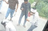 20 रुपए के लिए कंडक्टर पर टूटा दबंगों का कहर! चलती बस रुकवाकर सड़क पर गिराया, बेल्ट से पीटा; ₹27 हजार छीने