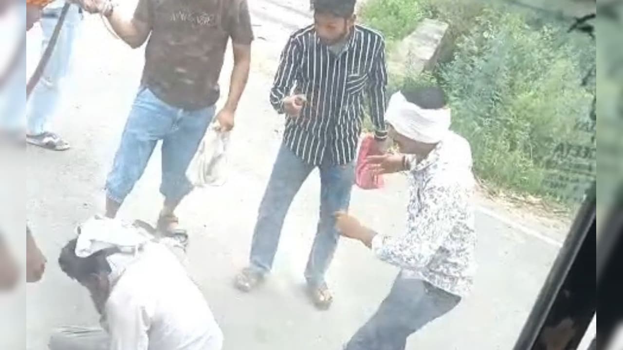 20 रुपए के लिए कंडक्टर पर टूटा दबंगों का कहर! चलती बस रुकवाकर सड़क पर गिराया, बेल्ट से पीटा; ₹27 हजार छीने