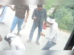 20 रुपए के लिए कंडक्टर पर टूटा दबंगों का कहर! चलती बस रुकवाकर सड़क पर गिराया, बेल्ट से पीटा; ₹27 हजार छीने