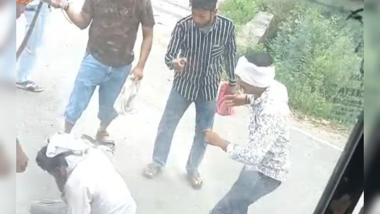 20 रुपए के लिए कंडक्टर पर टूटा दबंगों का कहर! चलती बस रुकवाकर सड़क पर गिराया, बेल्ट से पीटा; ₹27 हजार छीने