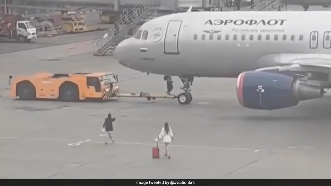 Two Women Chase Departing Plane Across Moscow Airport Tarmac After Missing Flight