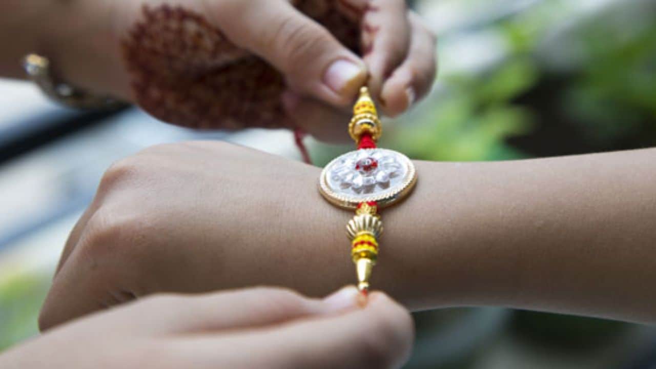 Raksha Bandhan 2026: कल कितने बजे से कितने बजे तक बांधी जाएगी राखी?  पंडित जी से जान लें राखी बांधने का शुभ मुहूर्त