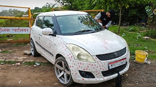 3400 किस मार्क्स, 55 लाख व्यूज और फिर पुलिस की एंट्री! 'किसिंग कार' के चक्कर में कटा 5500 का चालान