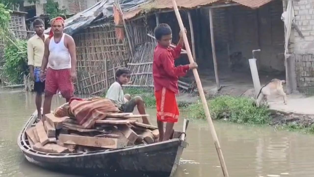 वाह रे सरकार! हथेली पर जान रखकर नाव चला रहे 10-12 साल के बच्चे, बिहार में बाढ़ के बीच सुरक्षा पर उठे सवाल