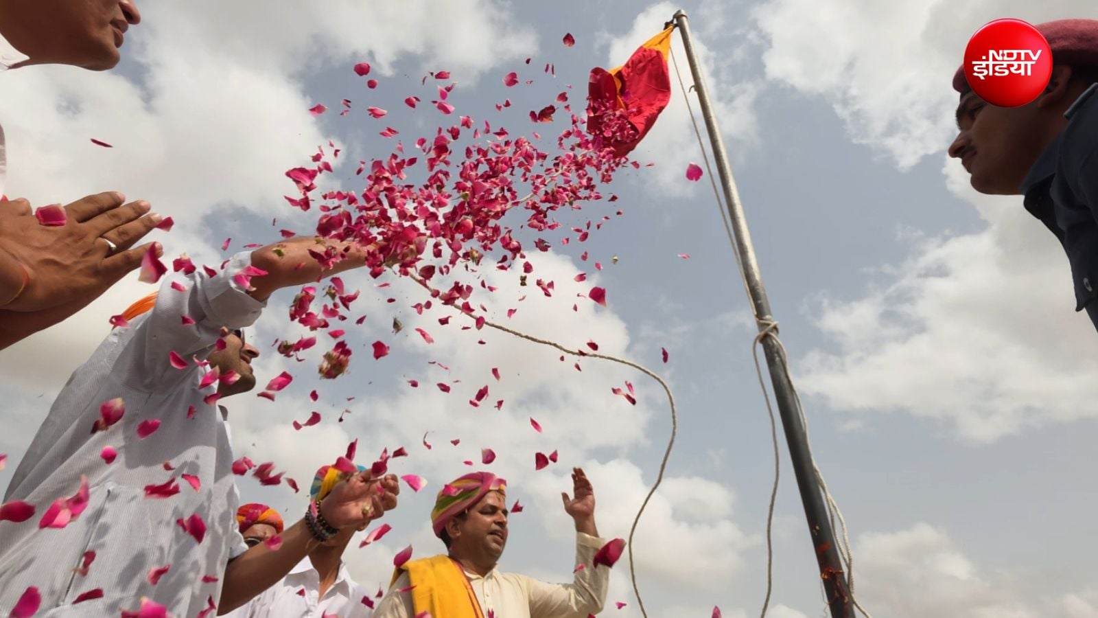 जैसलमेर की भव्य हवेलियां और सोनार दुर्ग मशहूर हैं