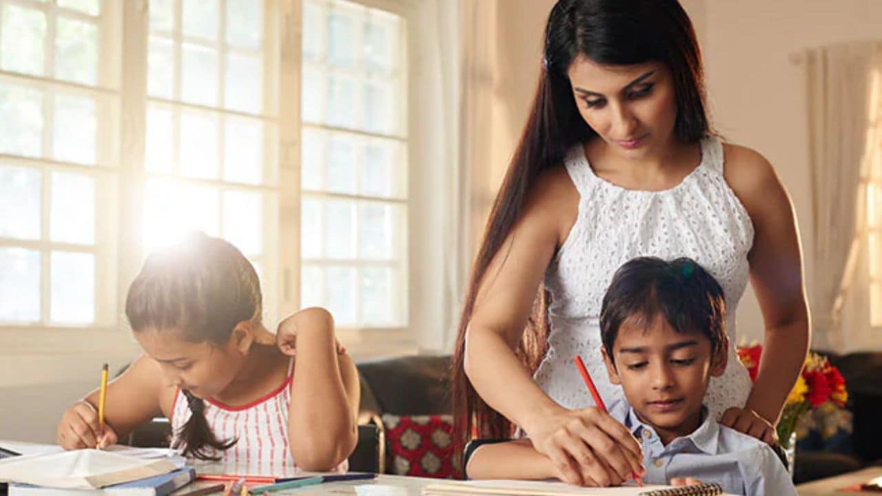 बच्चे से Homework करवाते समय न कहें ये 3 बातें, Parenting Expert ने बताया पढ़ाई में नहीं लगेगा मन
