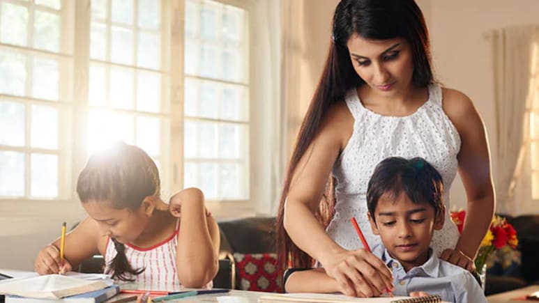 बच्चे से Homework करवाते समय न कहें ये 3 बातें, Parenting Expert ने बताया पढ़ाई में नहीं लगेगा मन