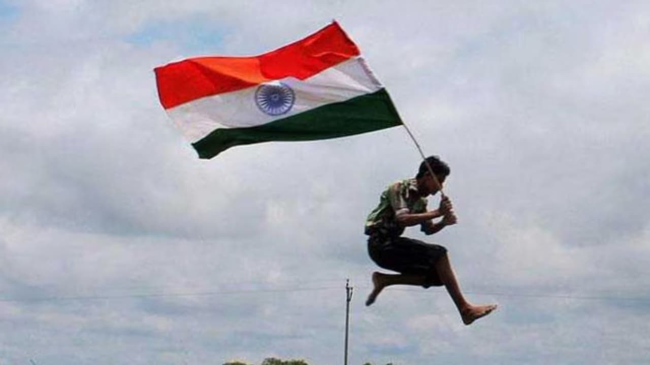 Independence Day whatsapp status, sticker: स्वतंत्रता दिवस की बधाई देने के लिए अपने फोटो से व्हाट्सएप स्टिकर कैसे बनाएं?