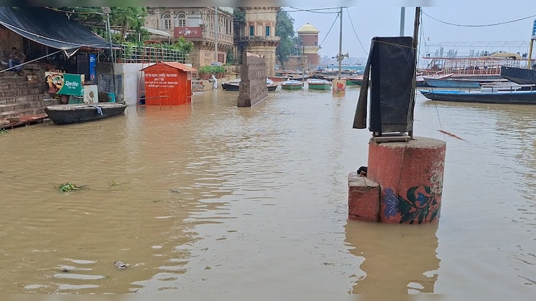 Ground Report: वाराणसी के घाट डूबे, छतों पर हो रहा अंतिम संस्कार, गंगा-यमुना उफान पर... UP में बाढ़ से तबाही