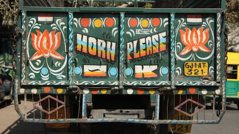 GK News: ट्रकच्या मागे 'Horn OK Please' का लिहितात?, ड्रायव्हरची हौस नाही तर 'हे' आहे खरे कारण
