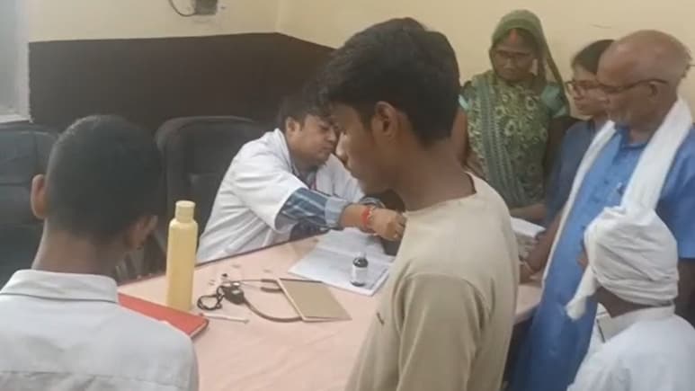 यूपी के प्रतापगढ़ में SDM की बेटी को लगा द&zwj;िया एक्सपायरी पैरासिटामोल इंजेक्शन, दो कर्मचारी सस्&zwj;पेंड