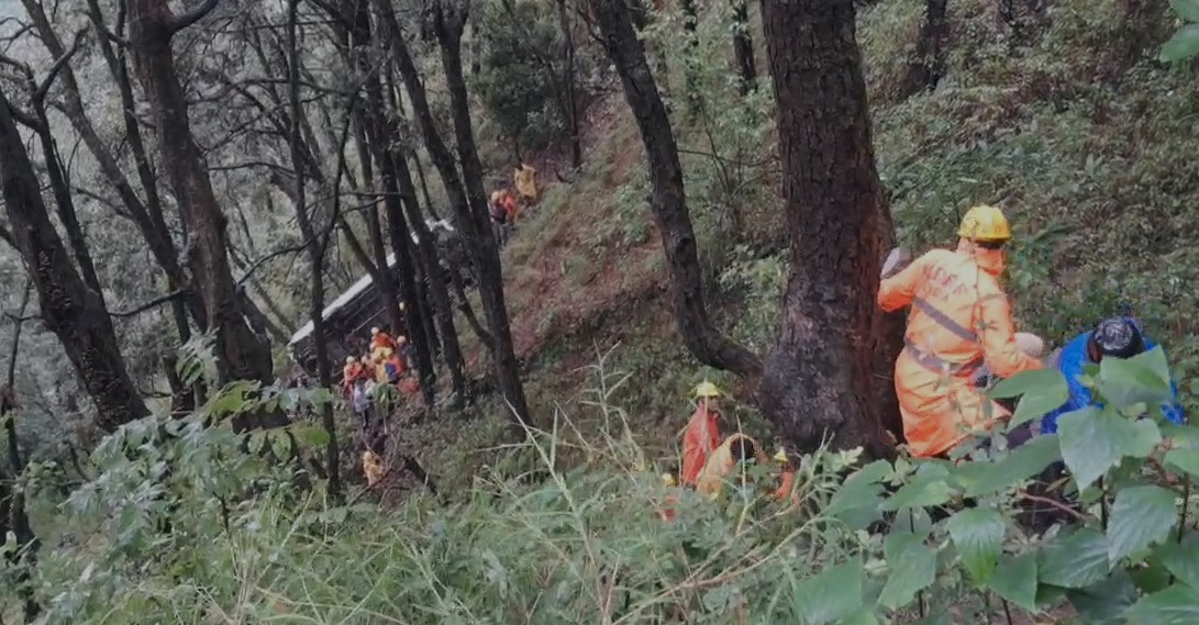 उत्तराखंड के मुक्तेश्वर में खाई में गिरी बस,कई गंभीर रूप से घायल,रेस्क्यू ऑपरेशन जारी