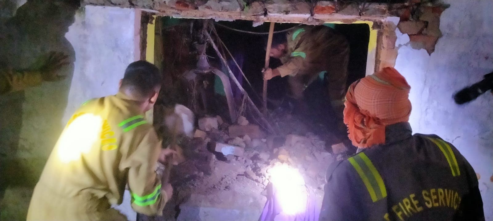 Pratapgarh House Collapse: मलबा हटाते हुई टीम