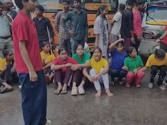 लखनऊ में शिक्षकों की कमी को लेकर छात्राओं का प्रदर्शन, सीएम योगी को मौके पर बुलाने की मांग, लगा लंबा जाम