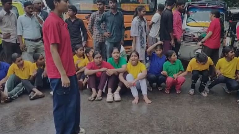 लखनऊ में शिक्षकों की कमी को लेकर छात्राओं का प्रदर्शन, सीएम योगी को मौके पर बुलाने की मांग, लगा लंबा जाम