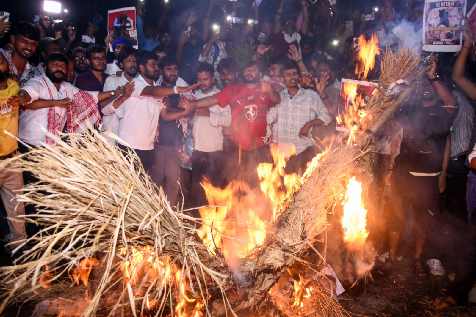 रांची में छात्रों ने सीएम हेमंत सोरेन का पुतला दहन किया. रांची में छात्रों ने सीएम हेमंत सोरेन का पुतला दहन किया.