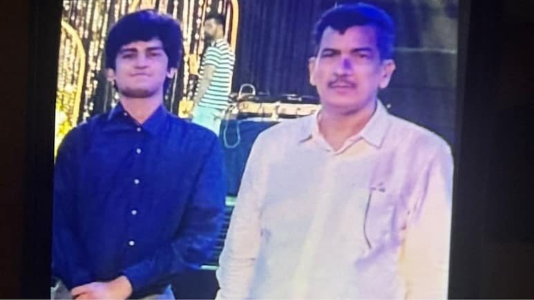 पिता को कुल्हाड़ी से काटकर बेटे ने नोएडा सेक्टर 52 के मेट्रो के सामने कूदकर दे दी जान!