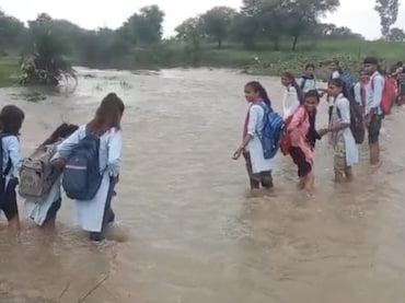 बारां में रोज जान जोख&zwj;िम में डाल रहे बच्&zwj;चे, बेथली नदी के नाले को पार कर जाते हैं स्कूल&nbsp;