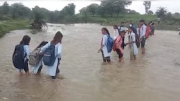बारां में रोज जान जोख&zwj;िम में डाल रहे बच्&zwj;चे, बेथली नदी के नाले को पार कर जाते हैं स्कूल&nbsp;