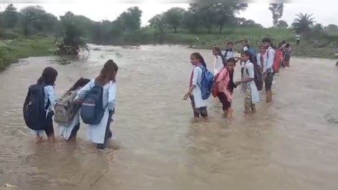 बारां में रोज जान जोख&zwj;िम में डाल रहे बच्&zwj;चे, बेथली नदी के नाले को पार कर जाते हैं स्कूल&nbsp;